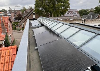 Zonnepanelen geplaatst op het pand. 